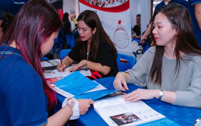 A-State Visits TH School Hanoi